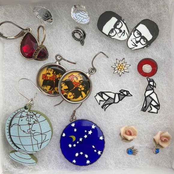 Assorted funky vintage earrings - Picture 1 of 4